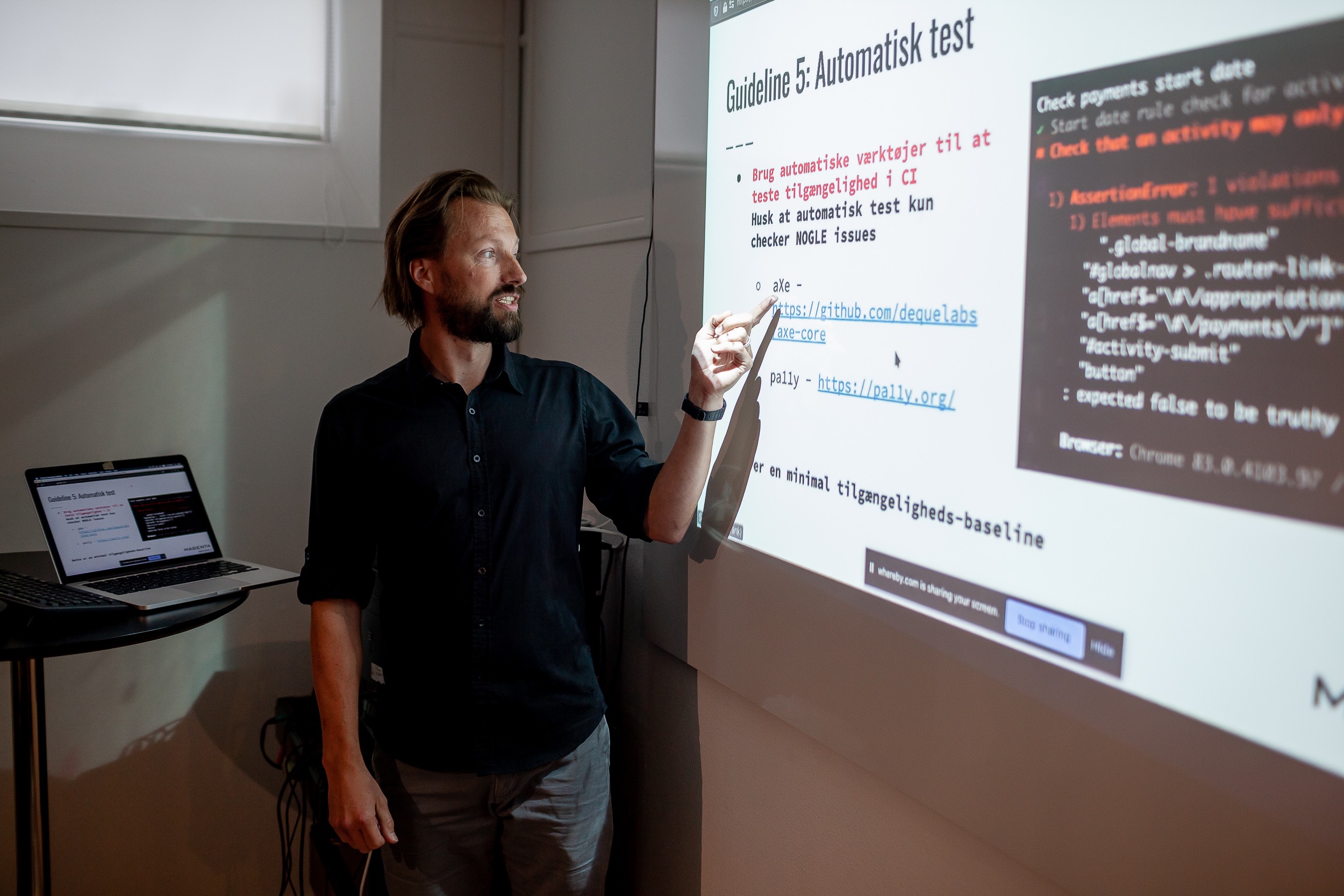 Frank Thomsen fremlægger resultaterne fra sin workshop omkring tilgængelighed under Magentas udviklerdage